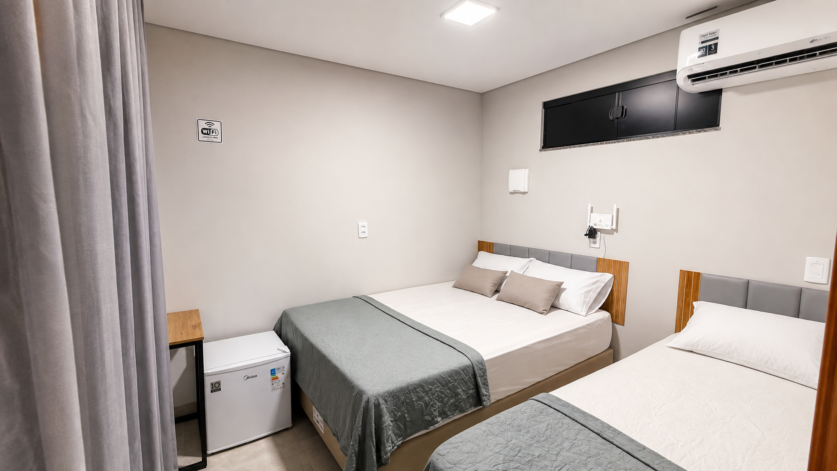 Quarto da Unidade Paris com cama de casal e solteiro